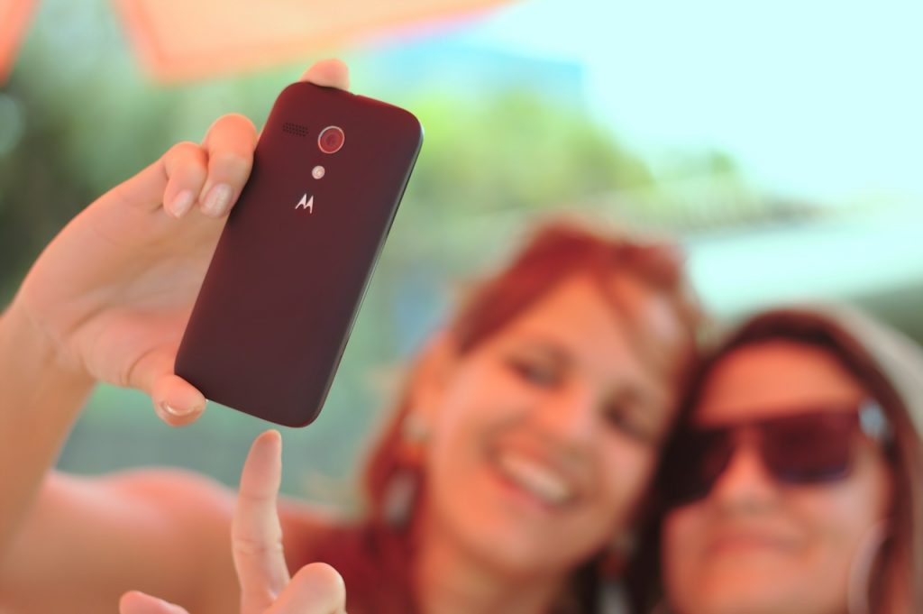 Zwei Leute machen von sich ein Selfie mit dem Handy
