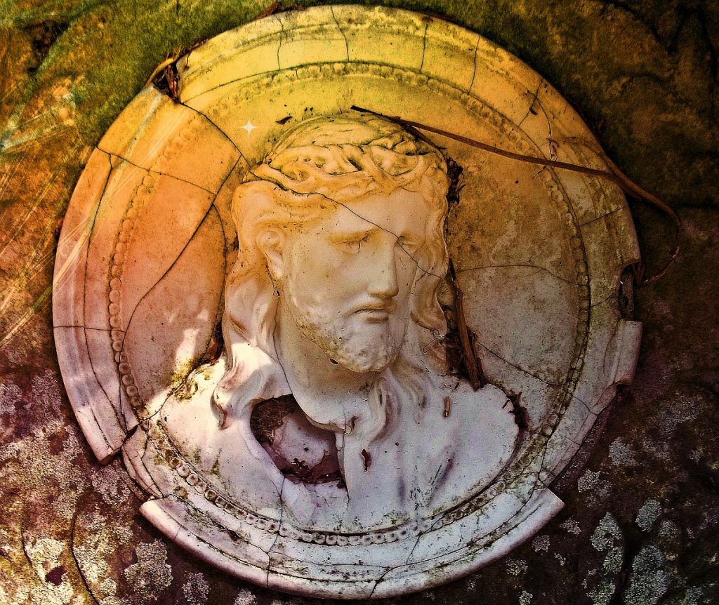 Jesu Bild auf einer zerbrochenen runden Tafel auf einem Grabstein: Wollt ihr auch weggehen?