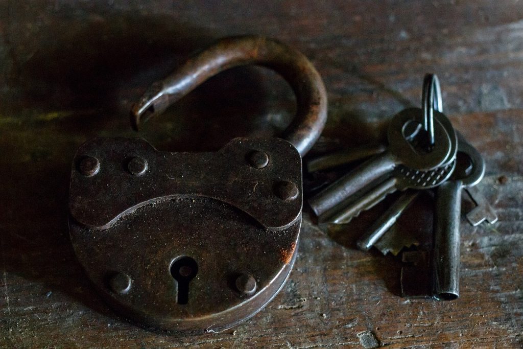 Christus hat die Schlüssel des Todes und der Hölle: ein altes Vorhängeschloss mit mehreren Schlüsseln