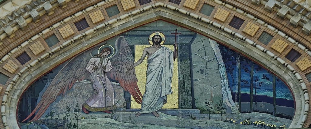 "Ich bin die Auferstehung und das Leben": Jesus tritt aus dem Grab, neben dessen Eingang ein Engel sitzt