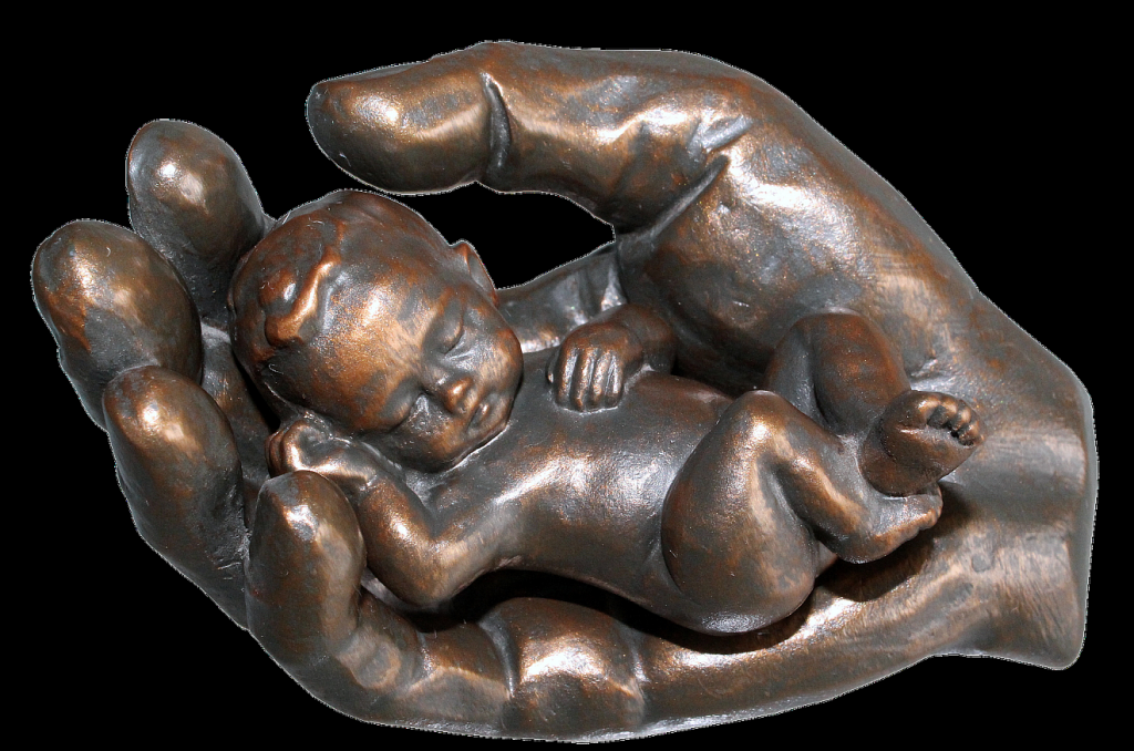 Der mütterliche Gott nimmt mich auf: Bronzeskulptur einer Hand, in der geborgen ein schlafendes Baby liegt