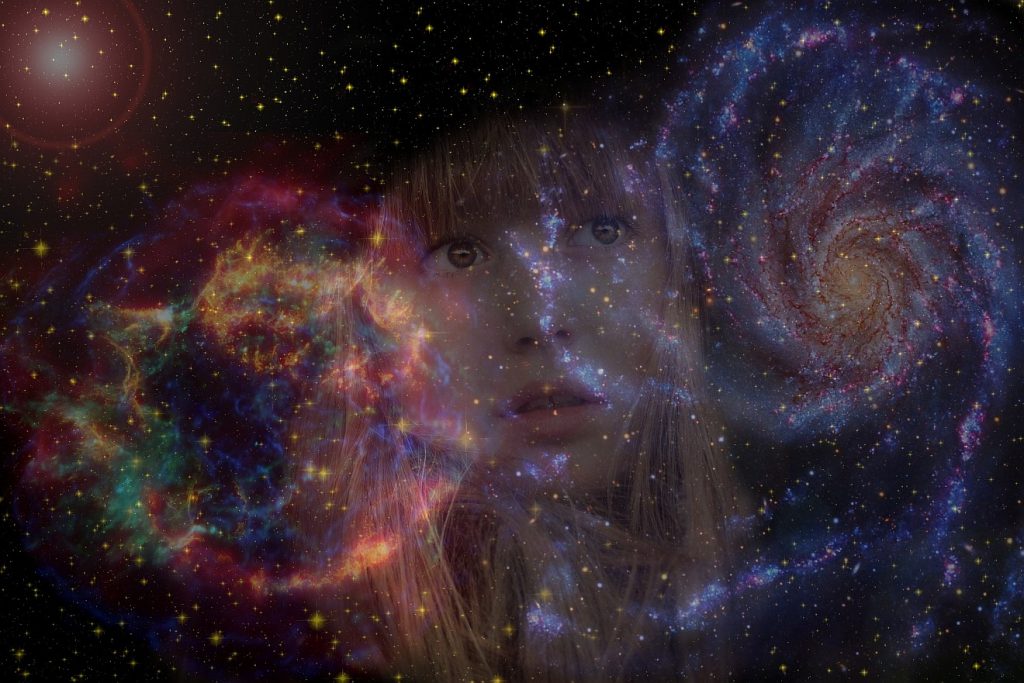 Gott schauen nach einem schönen Leben: Das Gesicht eines Mädchen mit staunenden Augen inmitten einer Collage aus Spiralgalaxien vor einem Bild des Weltalls