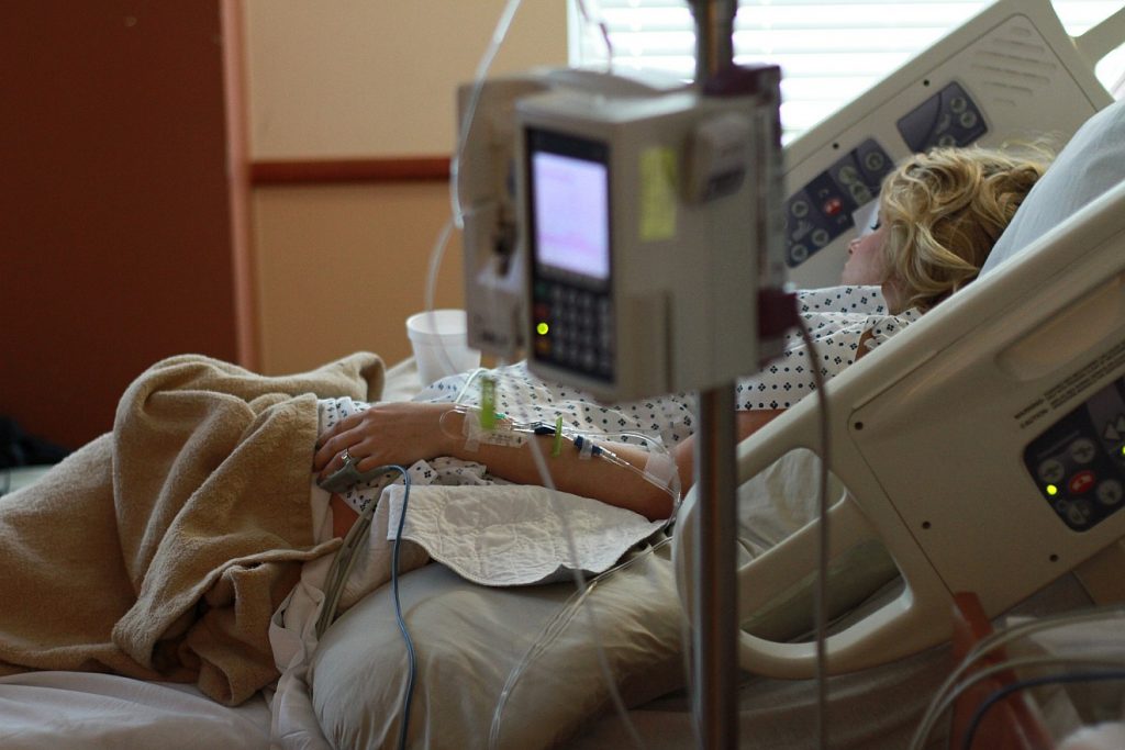 "Ihr habt nach mir geschaut": Eine Patientin liegt in einem Krankenbett auf der Intensivstation