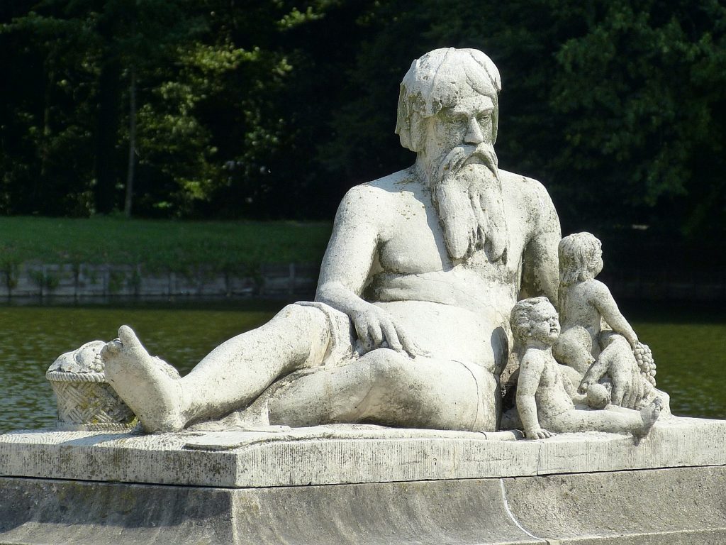 Ein Urenkelkind findet Zugang zum Herzen des Uropas: Die Skulptur eines alten Mannes mit Bart mit zwei kleinen Kindern