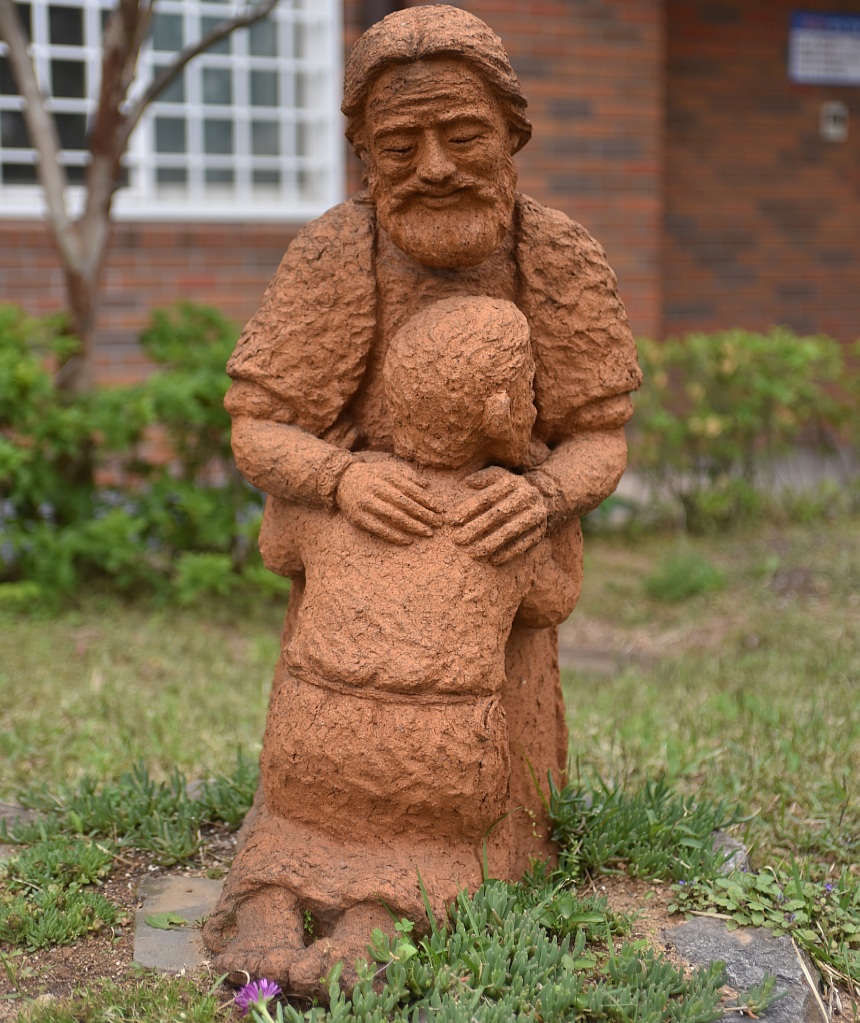 "Gott möge seiner Seele gnädig sein!" Terrakotta-Skulptur eines Vaters, der seinen Sohn in seine Arme nimmt