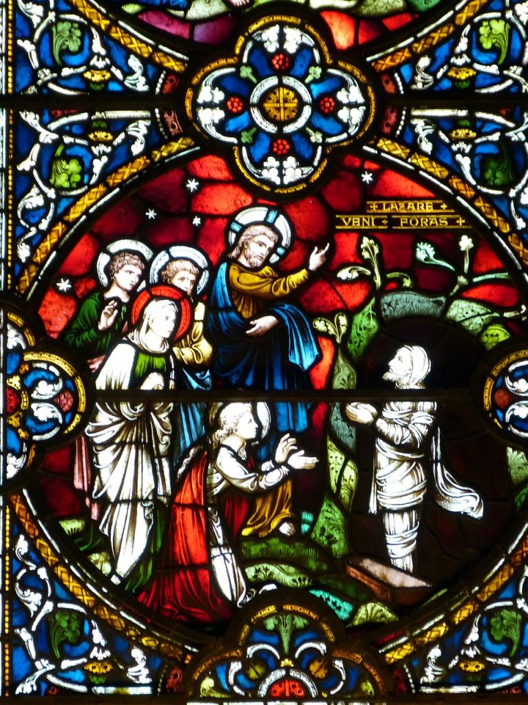 Kirchenfenster mit der Aufweckung des Lazarus