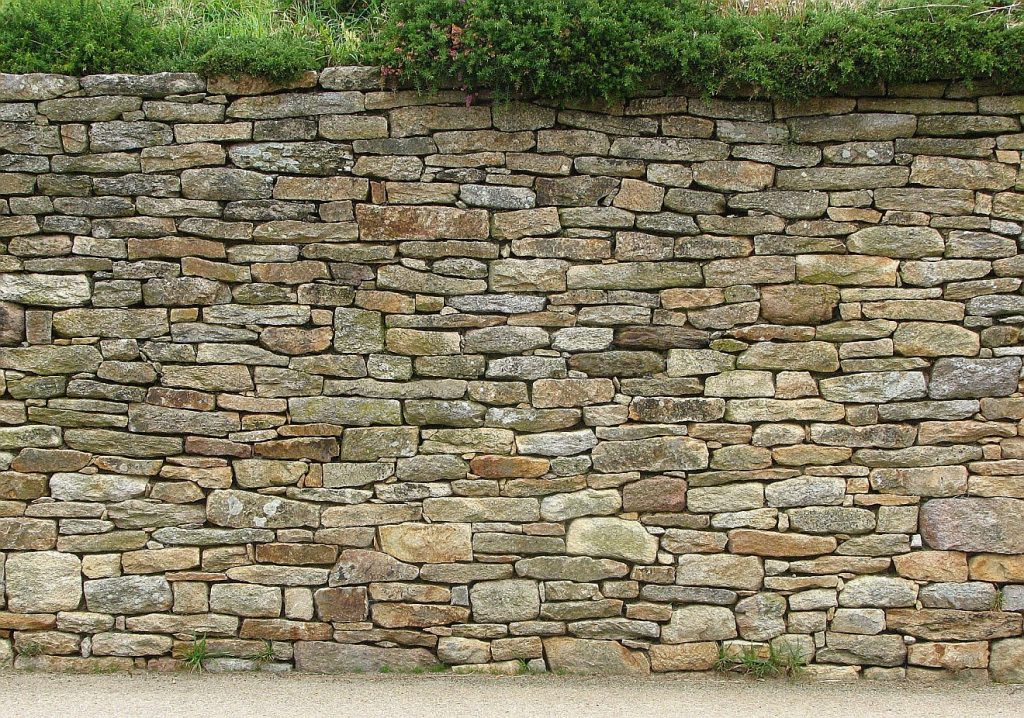 Eine Steinmauer aus Natursteinen - ohne Mörtel zusammengefügt 