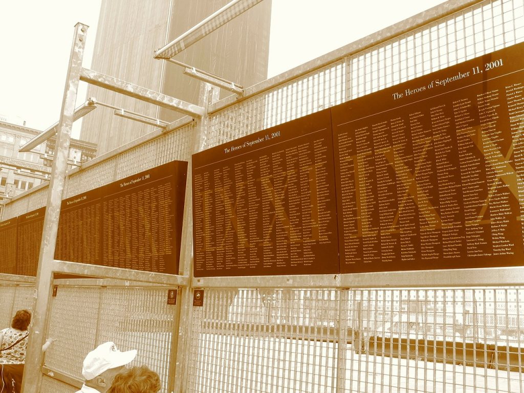 Gedenktafeln am Ground Zero, New York, mit den Namen der Helden vom 11. September 2001