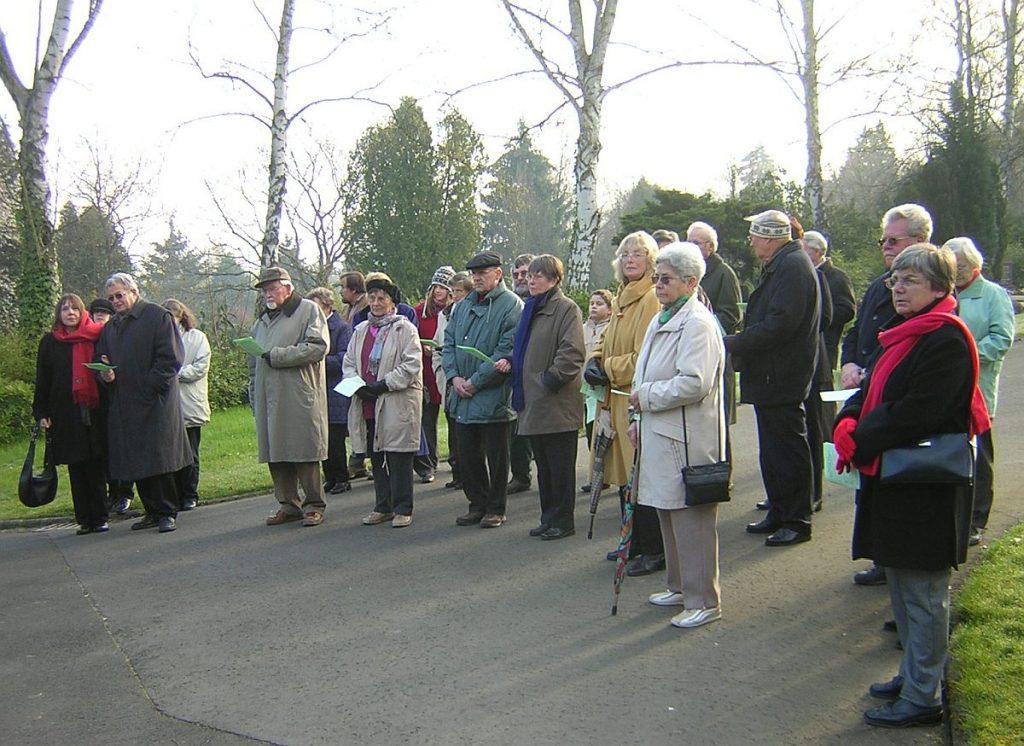 Teilnehmende an der Osterandacht 2007 am Steinkreuz des Gießener Friedhofs
