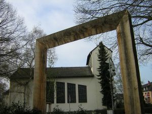Die Evangelische Pauluskirche Gießen, durch das Tor zur Nordstadt gesehen