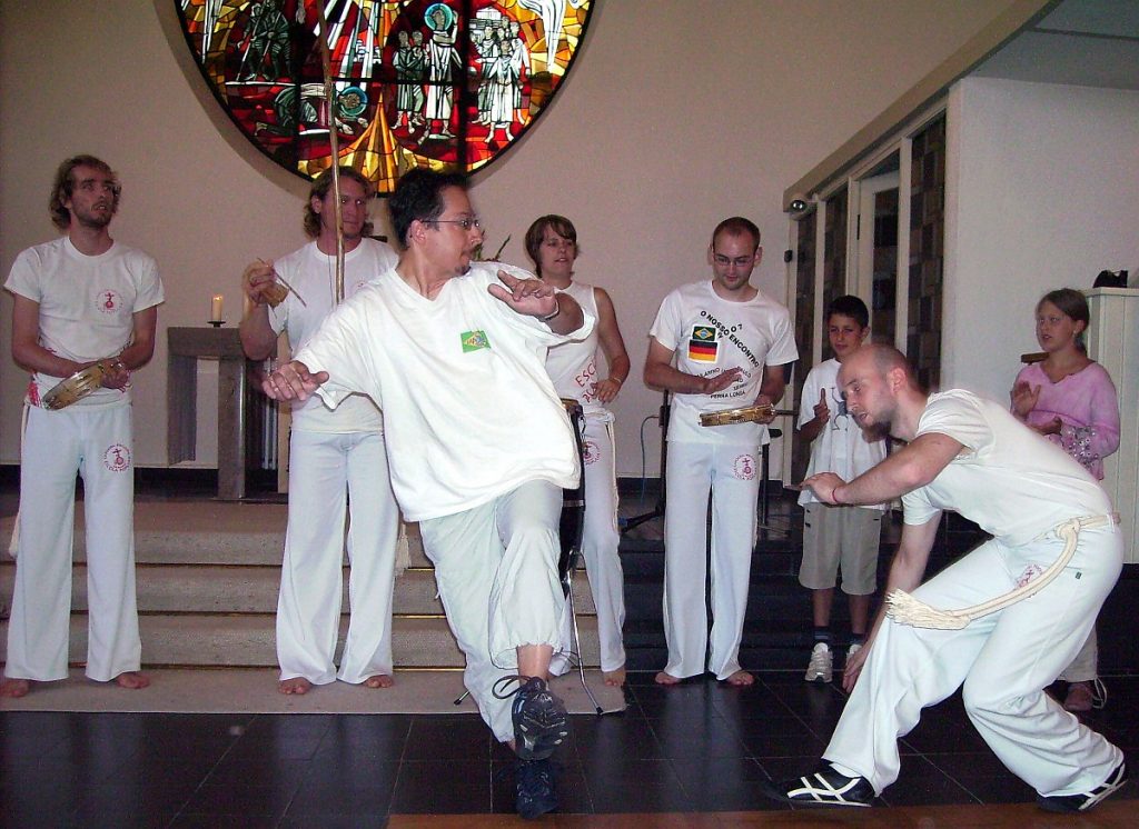 Capoeira-Vorführung: Zwei Männer spielen Capoeira