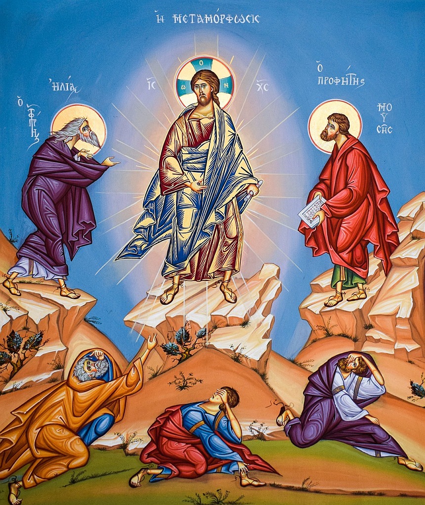 Elia, Jesus und Mose stehen auf den drei Bergen, die ihnen zugeordnet werden: Karmel, Berg der Verklärung, Sinai/Horeb. Unter ihnen sind die drei Jünger Petrus, Johannes und Jakobus zu Boden gestürzt.
