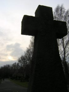 Steinkreuz im Gegenlicht