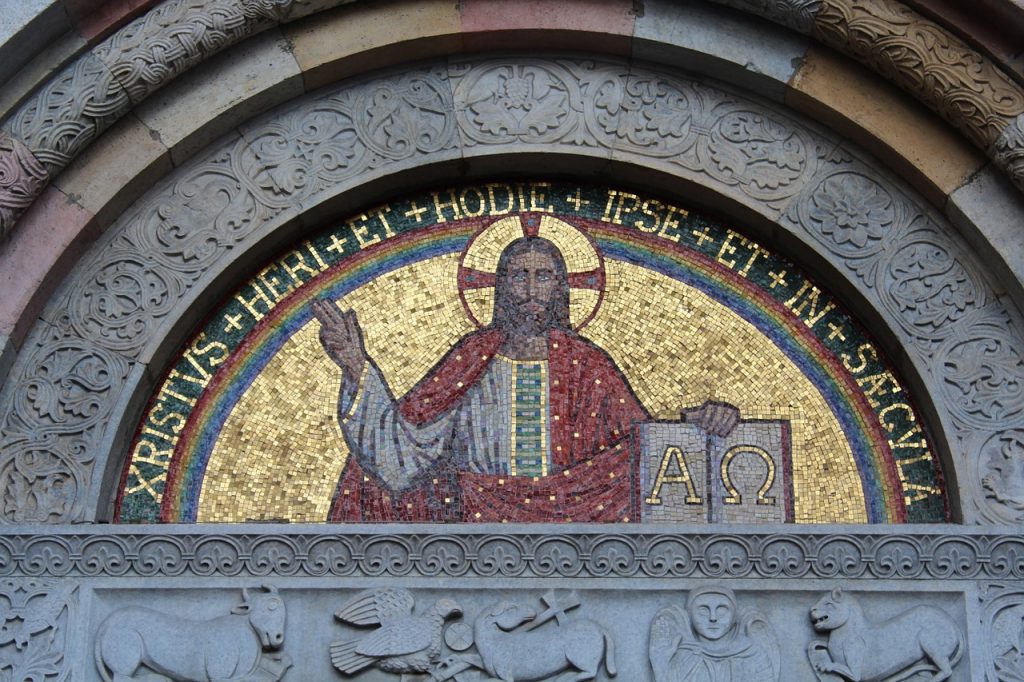 Mosaik mit Christus in einem Halbkreis, in dem auf Lateinisch steht: Christus gestern und heute und derselbe auch in Ewigkeit