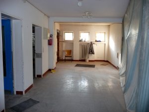 Blick ins ehemalige Hausmeisterzimmer ohne die vordere Wand