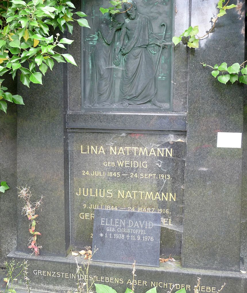 Grabstein mit Inschrift am unteren Rand: "Grenzstein des Lebens, aber nicht der Liebe"