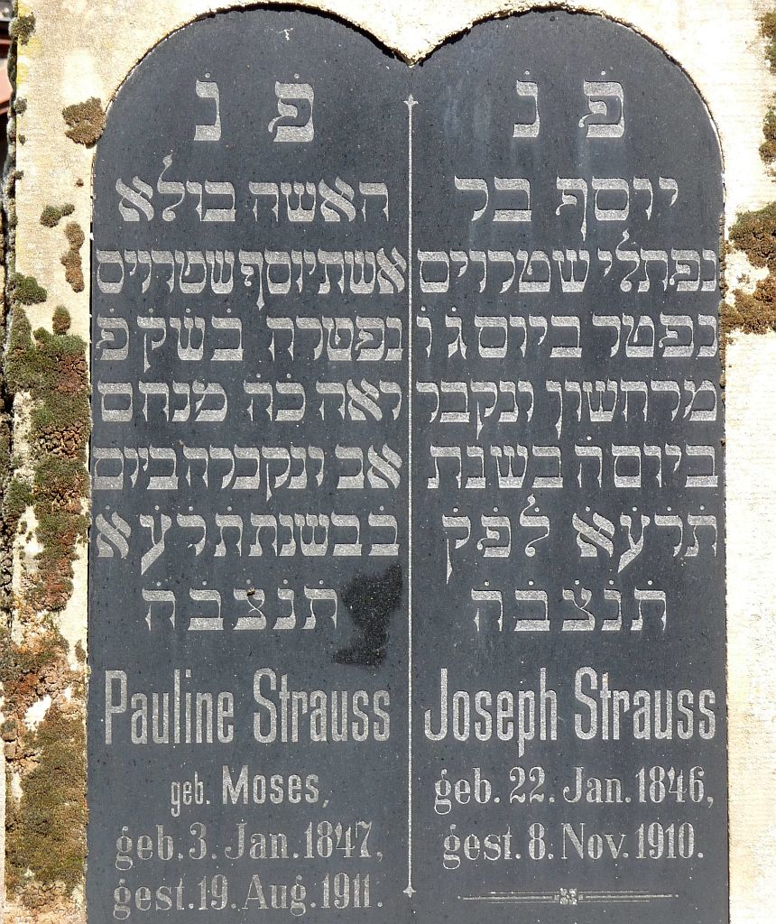 Jüdischer Grabstein mit hebräischer Inschrift in Form zweier Gesetzestafeln