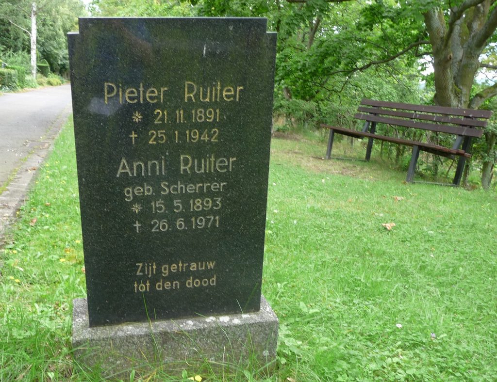 Grabstein mit holländischer Inschrift: "Zijt getrauw tot den dood"