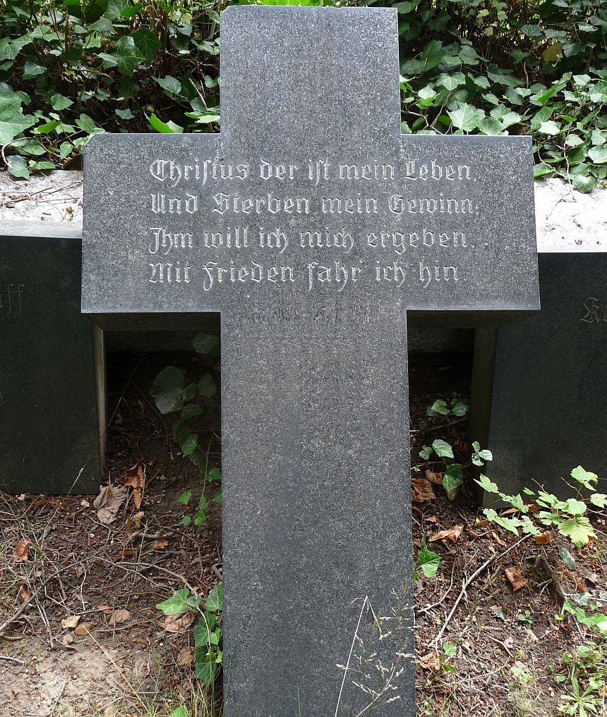 Grabkreuz aus Marmor mit Liedstrophe: "Christus, der ist mein Leben..."