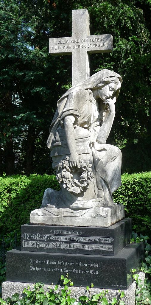 Ein trauernder Engel an einem Grabkreuz