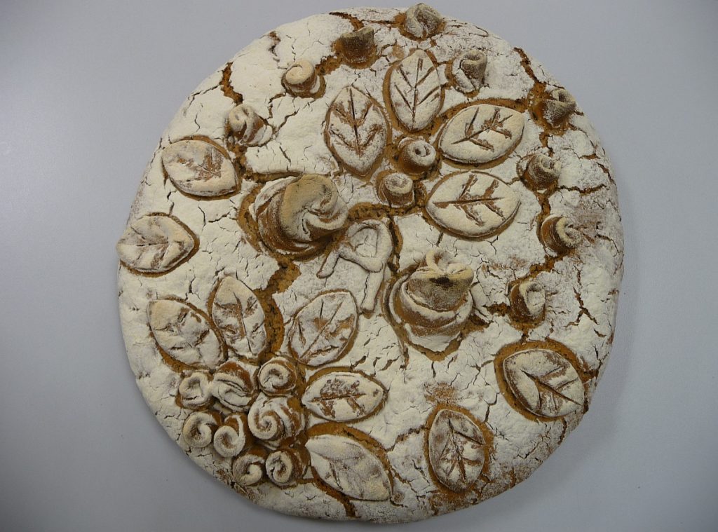 Noch eins der von den Konfis gebackenen Brote mit Blätter- und Rosenmotiven verziert
