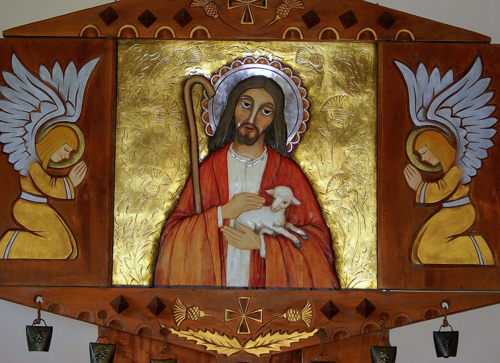 Jesus, der gute Hirte (vor goldenem Hintergrund), streichelt ein Schäfchen, das er auf dem Arm trägt, und zwei Engel beten ihn an