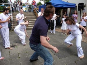 Auch Festgäste durften mit Capoeira spielen