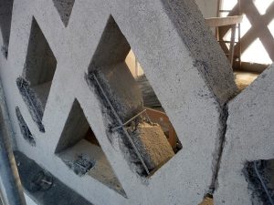 Abbröckelnde Betonteile wurden entfernt, der Beton sandgestrahlt, so dass große Teile der Bewehrungsstähle freiliegen