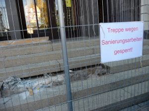 Als verantwortliche Statikerin musste Frau Muskau während der Bearbeitung und Sandbestrahlung des Betons da unten die Kircheneingangstreppe für einige Woche sperren