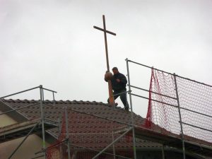 Als letzte Maßnahme wurde auf dem Kirchturmdach am vorigen Montag noch eine Stelle am Kupferkreuz ausgebessert