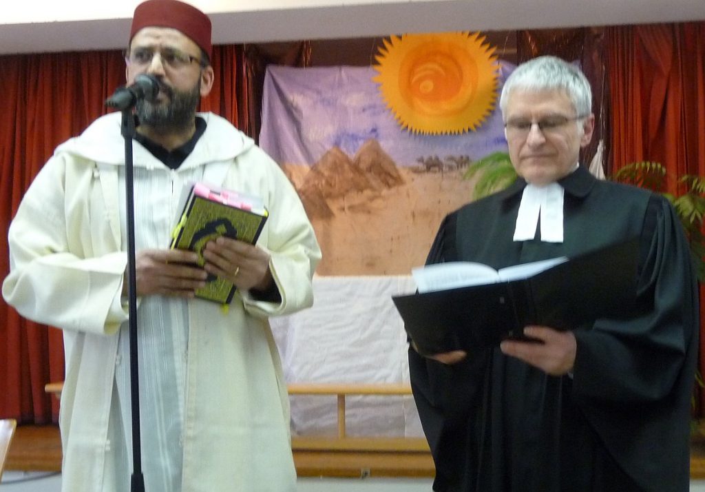 Abderrahim En-Nosse spricht ein Gebet aus der islamischen Tradition