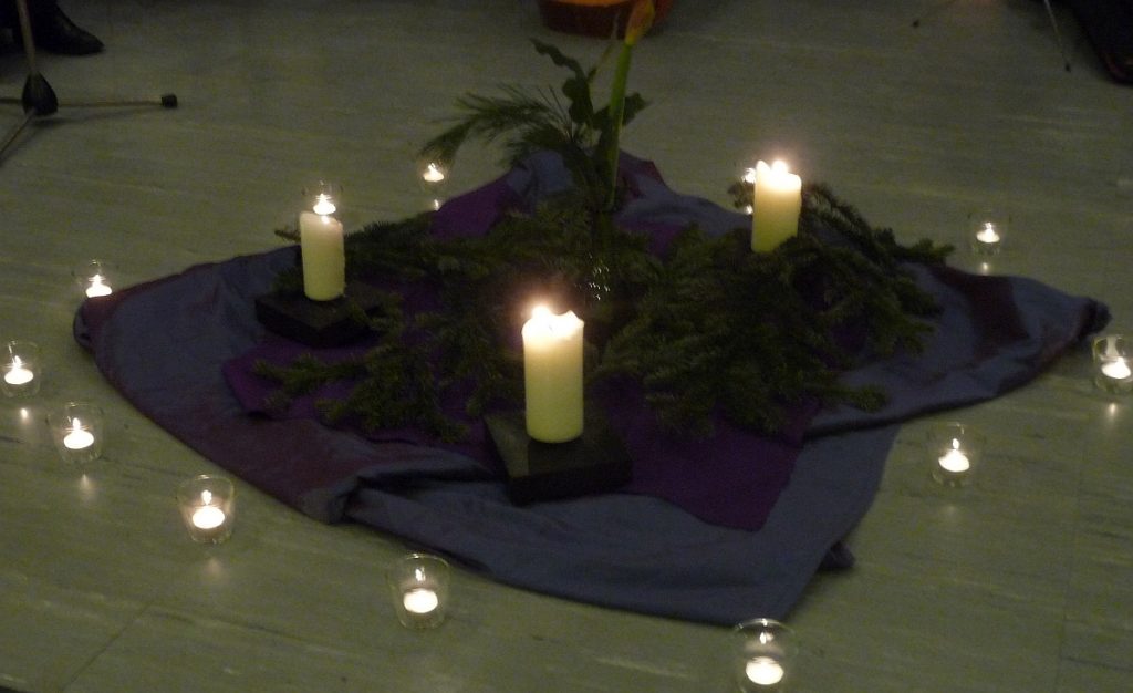 Im Lauf des Friedensgebetes angezündete Kerzen symbolisierten die Vielfalt der Glaubensformen