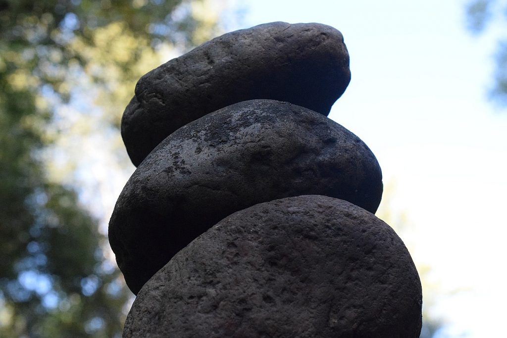 Drei große Steine übereinandergestapelt unter dem Himmel