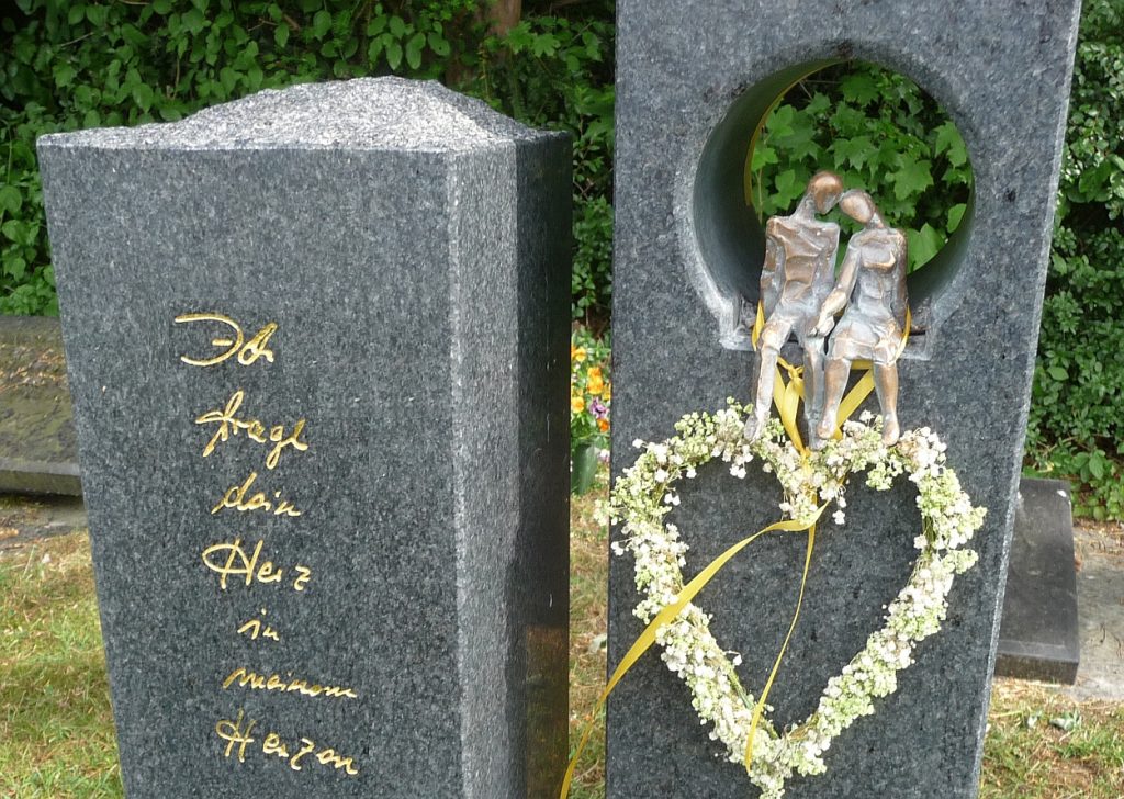 Grab-Doppel-Stele mit Inschrift: "Ich trage dein Herz in meinem Herzen"