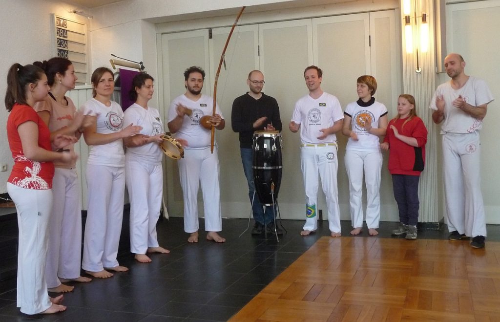 Die Capoeira-Gruppe singt das Lied "Trügerische Welt"