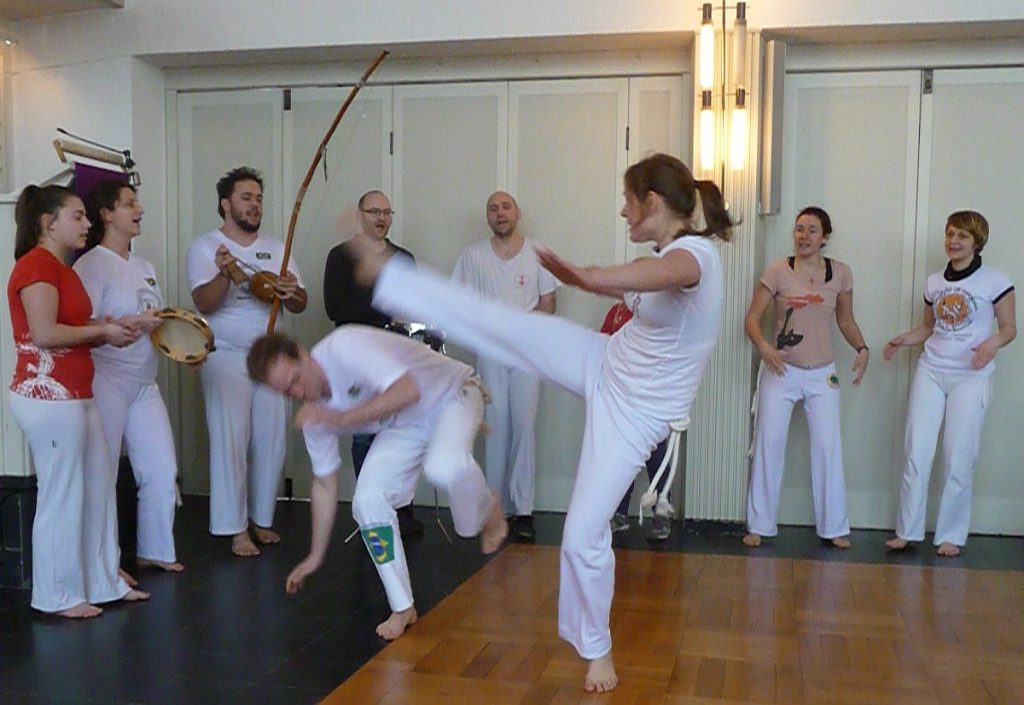 Capoeira-Spiel in der Roda - ein Mann mit einer Frau