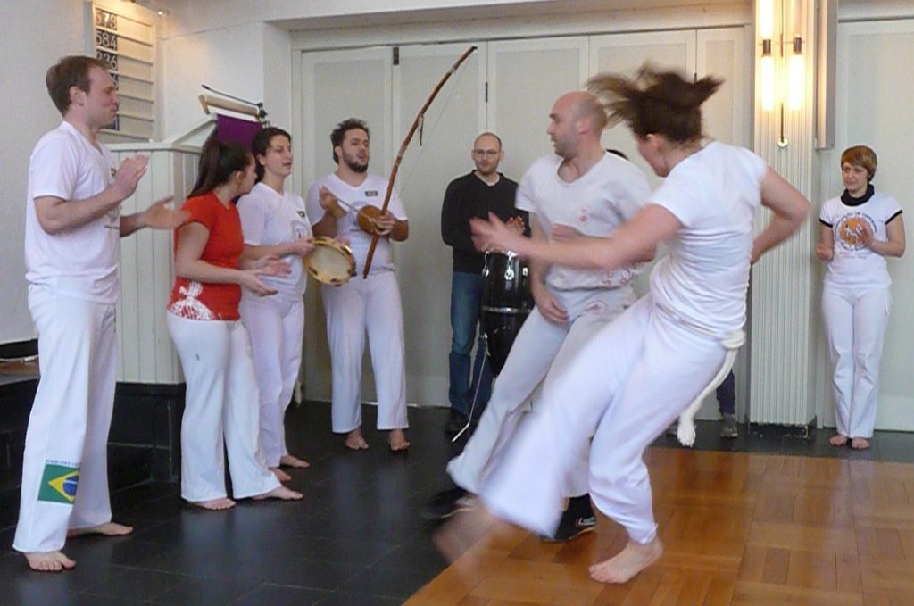 Capoeira-Spiel in der Roda - ein Mann mit einer Frau