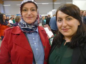 Aynur Atmaca und Tugba Sahin von der Türkisch-Islamischen Gemeinde Gießen wirken am Stand der Paulusgemeinde mit