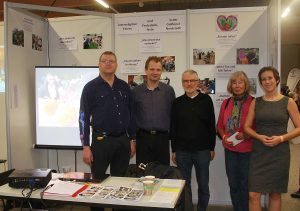 Jürgen Pfeffer, Peter Kubik, Helmut Schütz, Karin Jung und Grit Laux am Stand auf der Ideenmesse (Foto: Michael Wiedmaier)