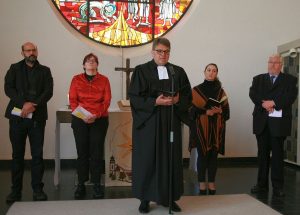 Pfarrer Becher leitet zum Vaterunser der Gemeinde über