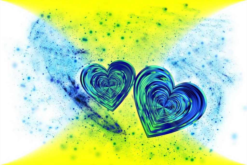 Das Bild zeigt zwei kunstvoll gezeichnete blaue Herzen nebeneinander vor einem gelbbläulichen Hintergrund.