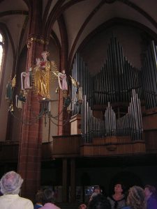 Vor der großen Orgel im Wetzlarer Dom...
