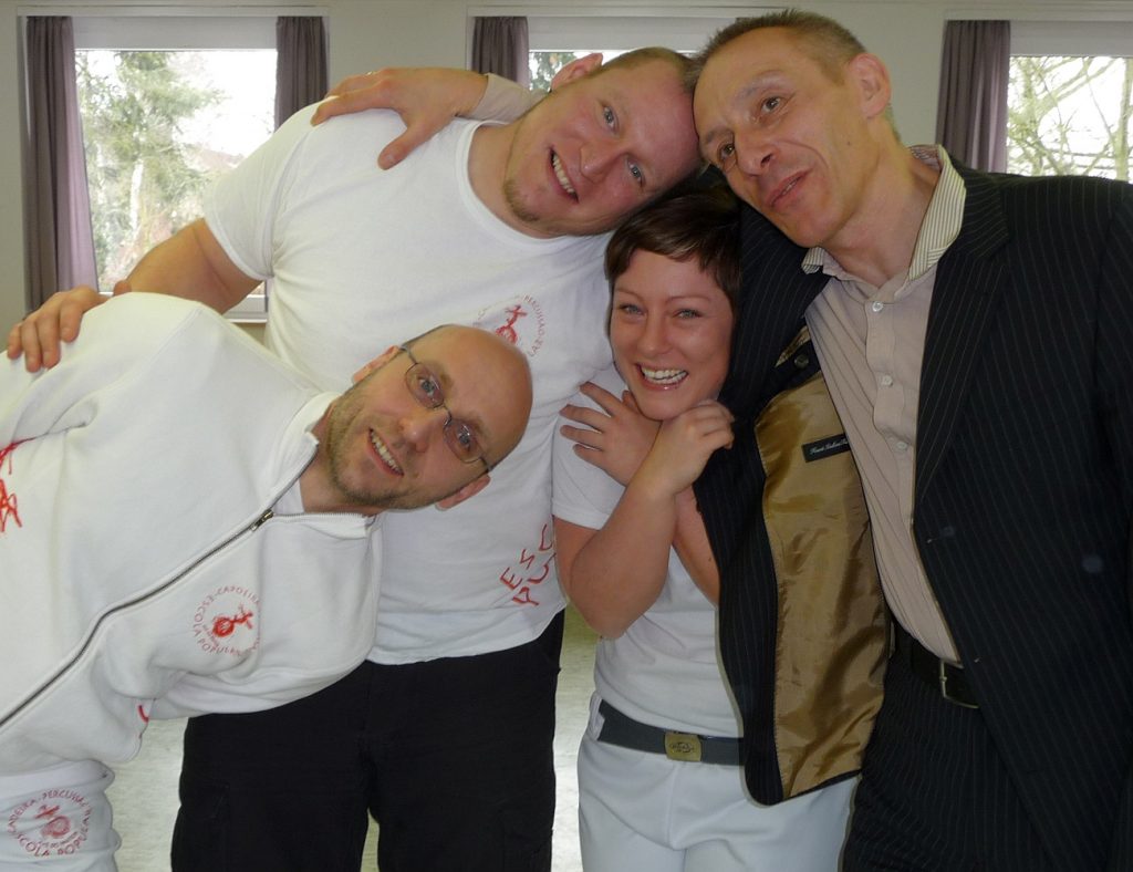 Miriam Lißmann nach ihrer Taufe - eingerahmt von den Capoeirista Cabeca (Rolf Weinreich), Bambam (Mario Dirks) und Pastor (Jürgen Neumann)