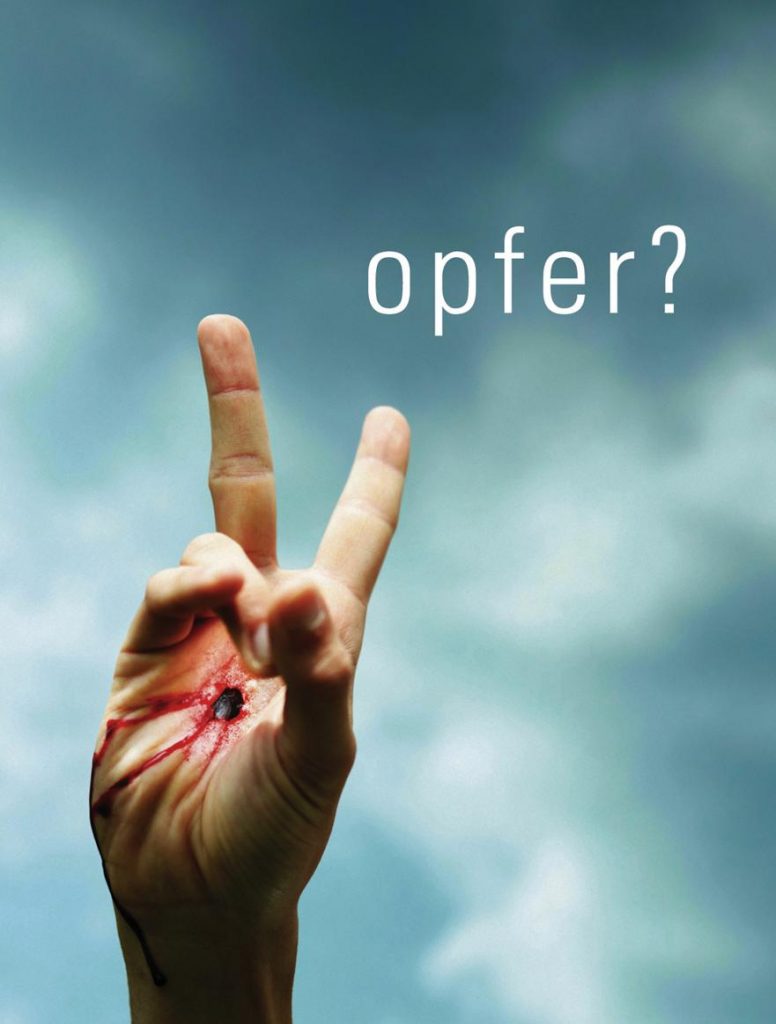 Eine durchbohrte Hand macht das Siegeszeichen vor einem bewölkten Himmel - darüber ist das Wort "opfer?" zu sehen