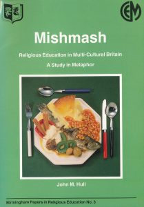 Der Titel des Buches Mishmash von John M. Hull: Religious Education in Mulit-Cultural Britain. A Study in Metaphor. Das Bild zeigt einen Teller mit Essen aus unterschiedlichen Kulturen.