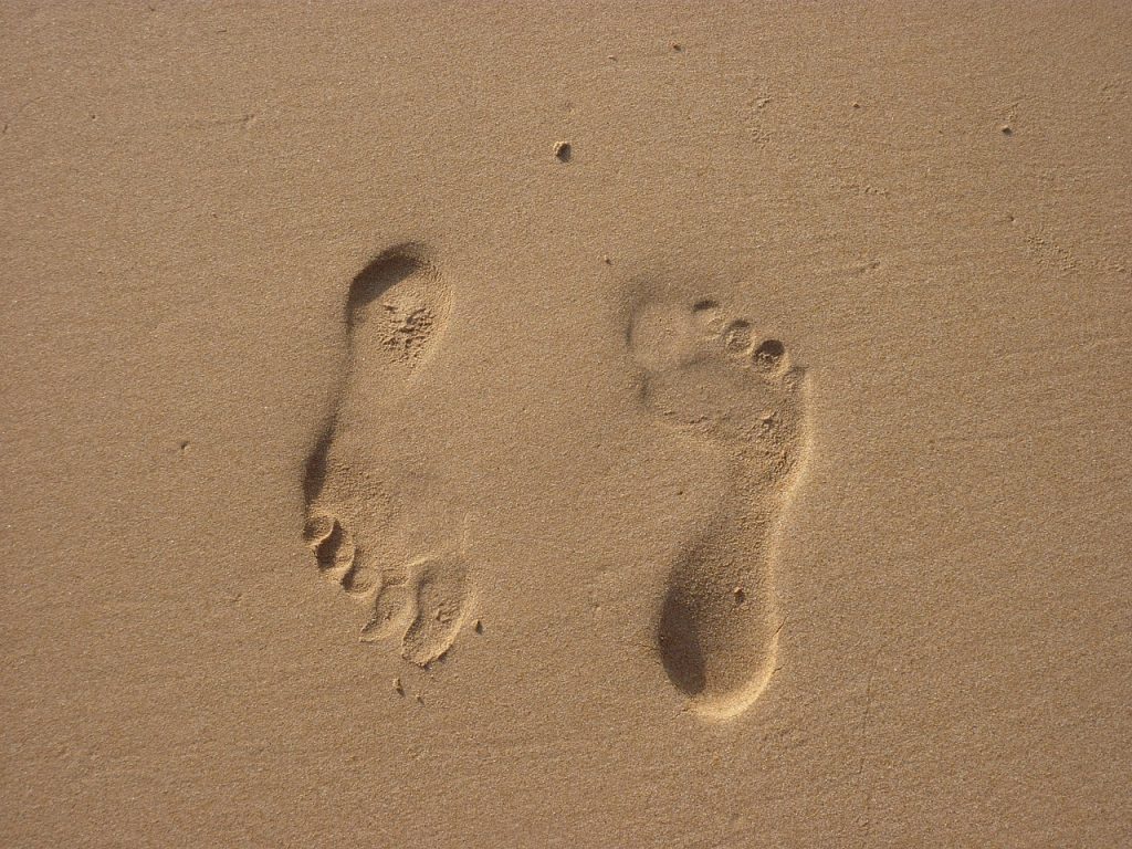 Fußspuren im Sand - umgekehrt - der linke Fuß zeigt nach rückwärts