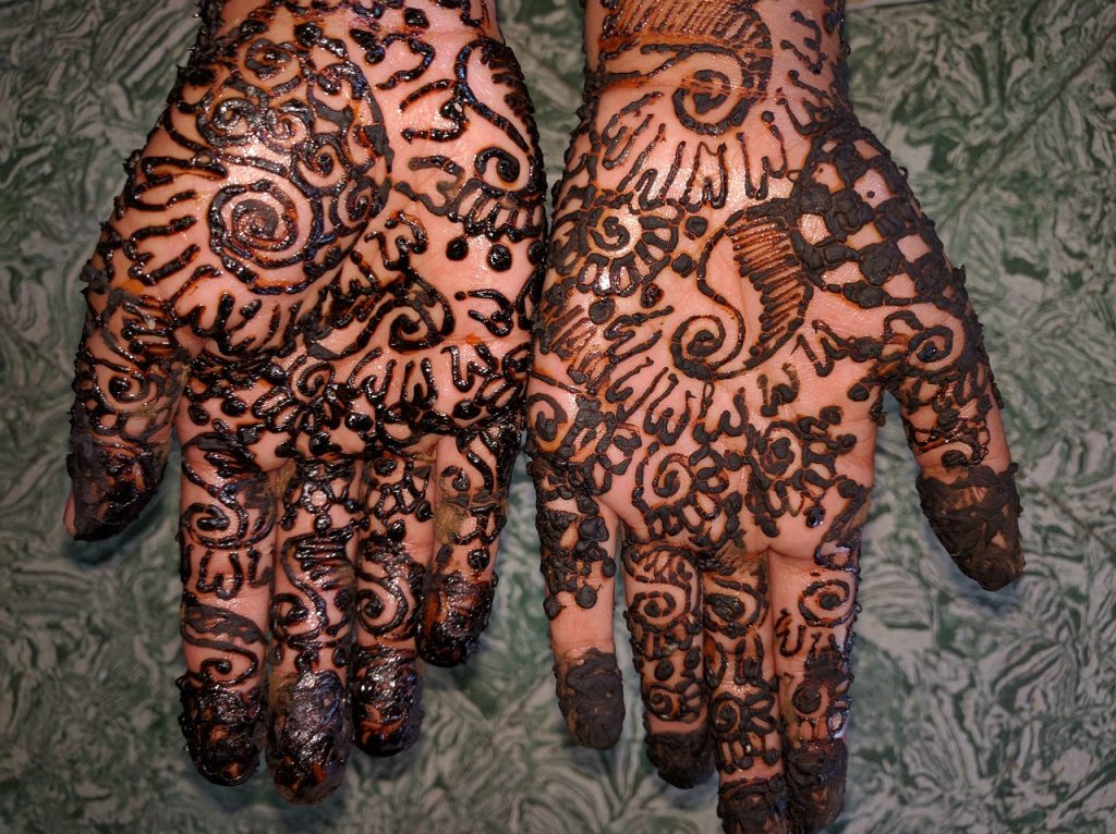 Mehndi: mit Henna bemalte Hände