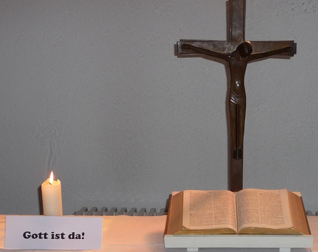 1. Kerze neben dem Altarkreuz der Pauluskirche: "Gott ist da!"