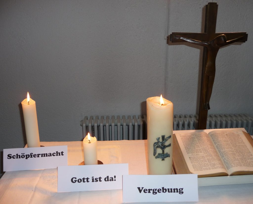 3. Kerze neben dem Altarkreuz der Pauluskirche: "Vergebung"