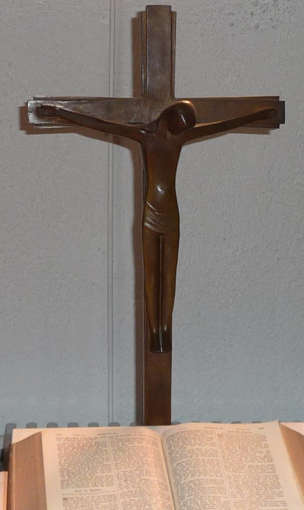 Das Altarkreuz der Pauluskirche mit der Altarbibel
